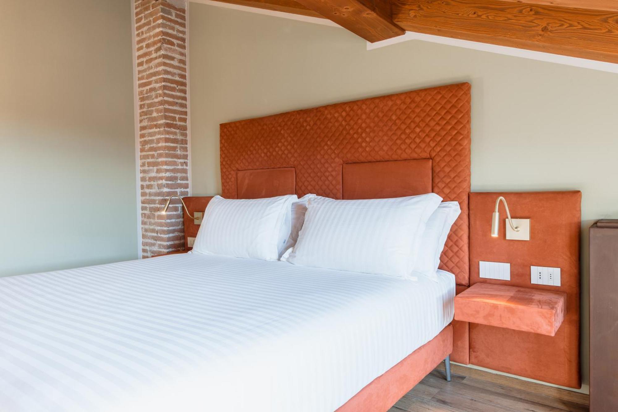 Pavillon & Hotel *