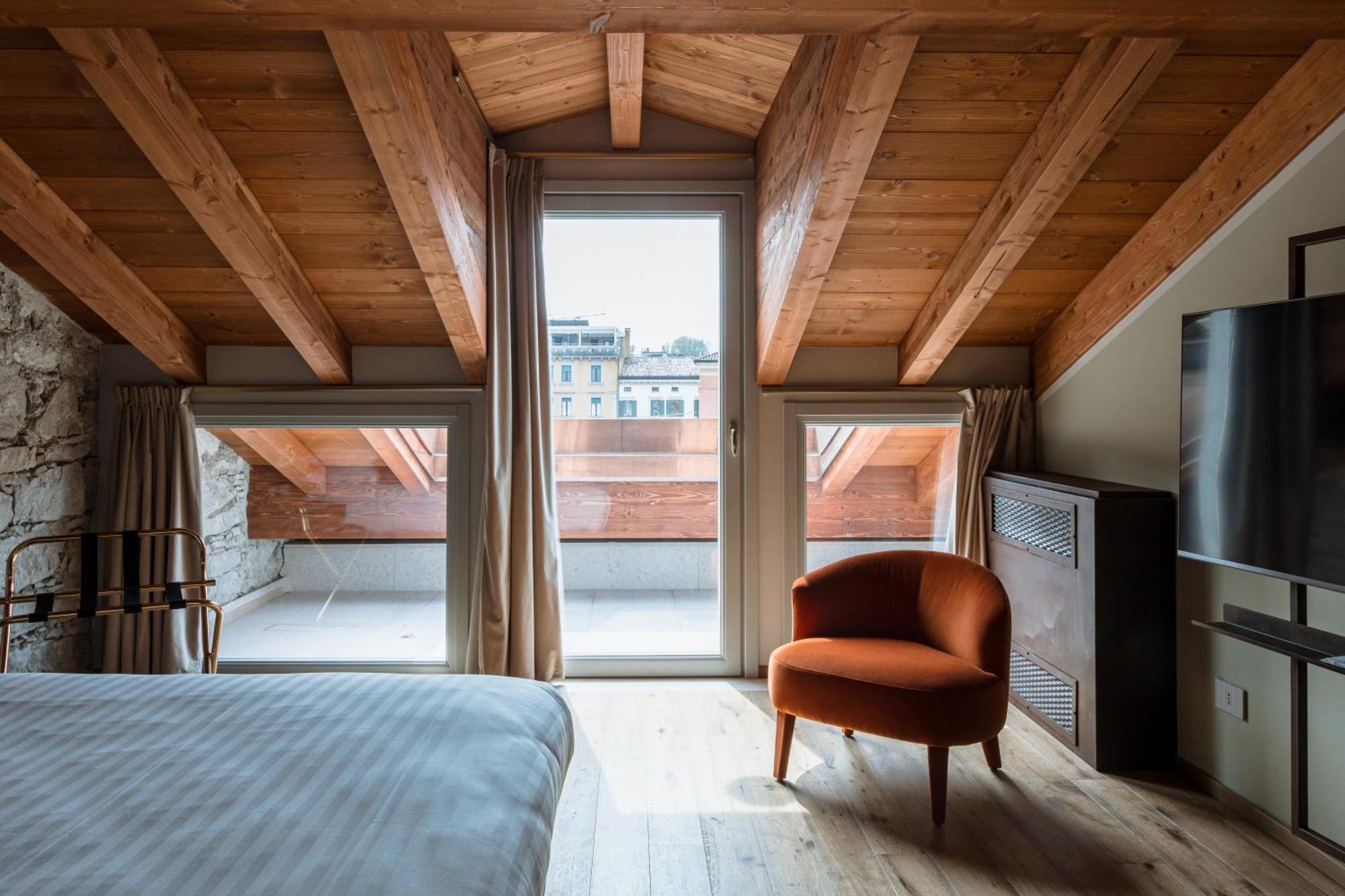 Pavillon & Hotel *