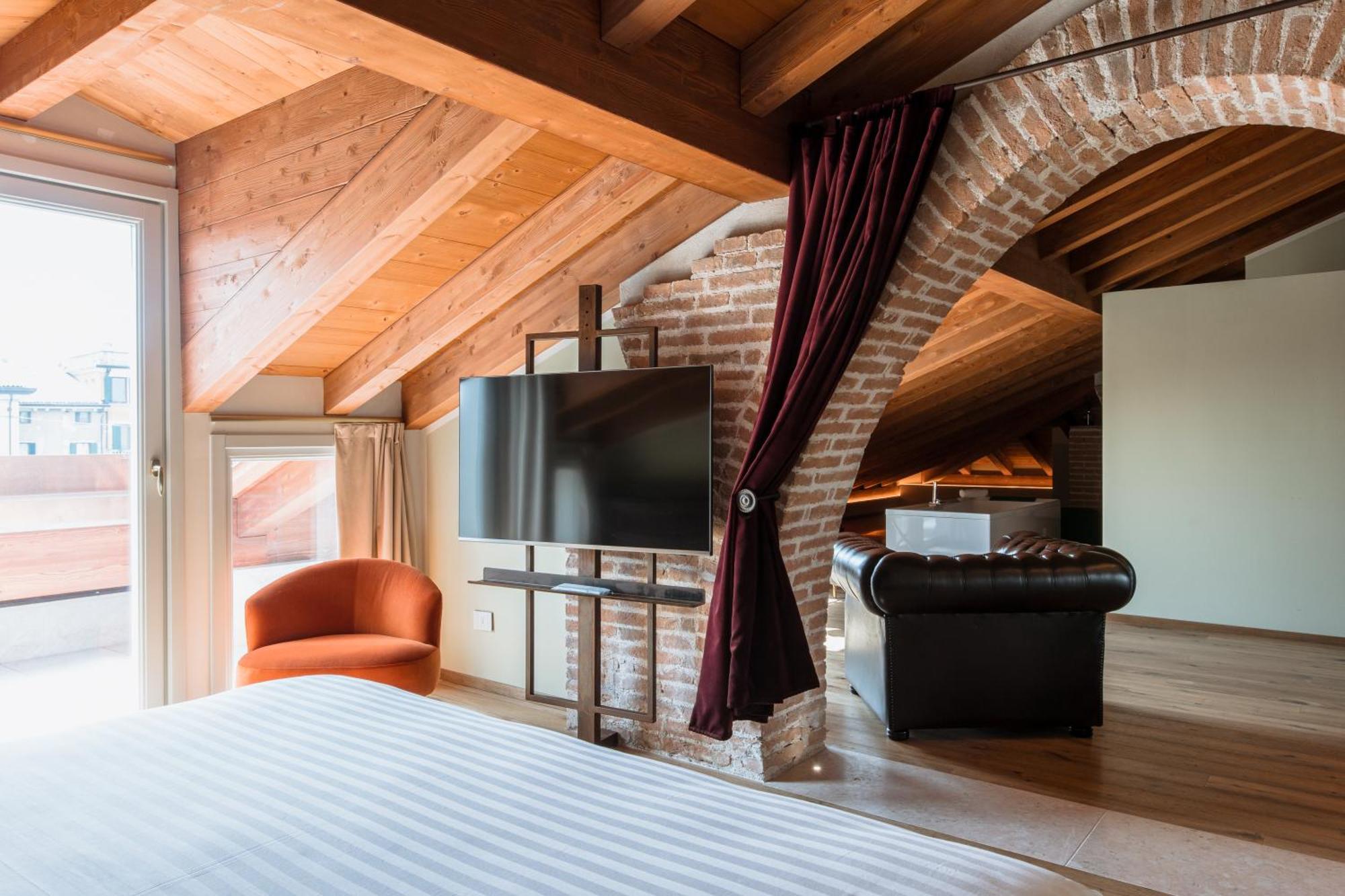 Pavillon & Hotel *